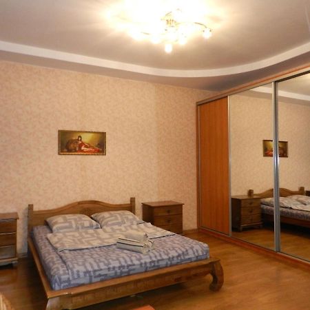 1-Room Apartment 50M2 On Metalurhiv Avenue 17, By Grandhome Zaporizhia Exterior foto